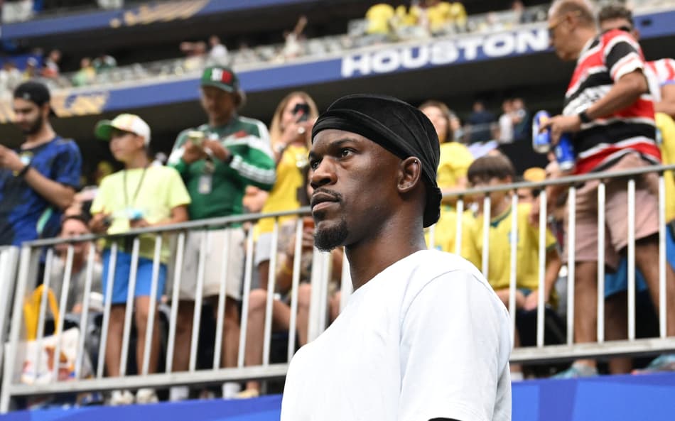 O jogador de basquete norte-americano Jimmy Butler acompanha a partida de futebol das oitavas de final da Copa do Mundo de 2026 entre Brasil e Japão, no Houston Stadium, em Houston (Foto: Paul Ellis / Afp)