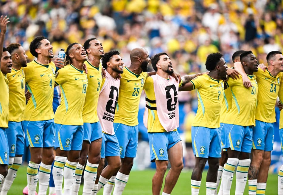 Jogadores do Brasil abraçados depois de vencer o Japão
