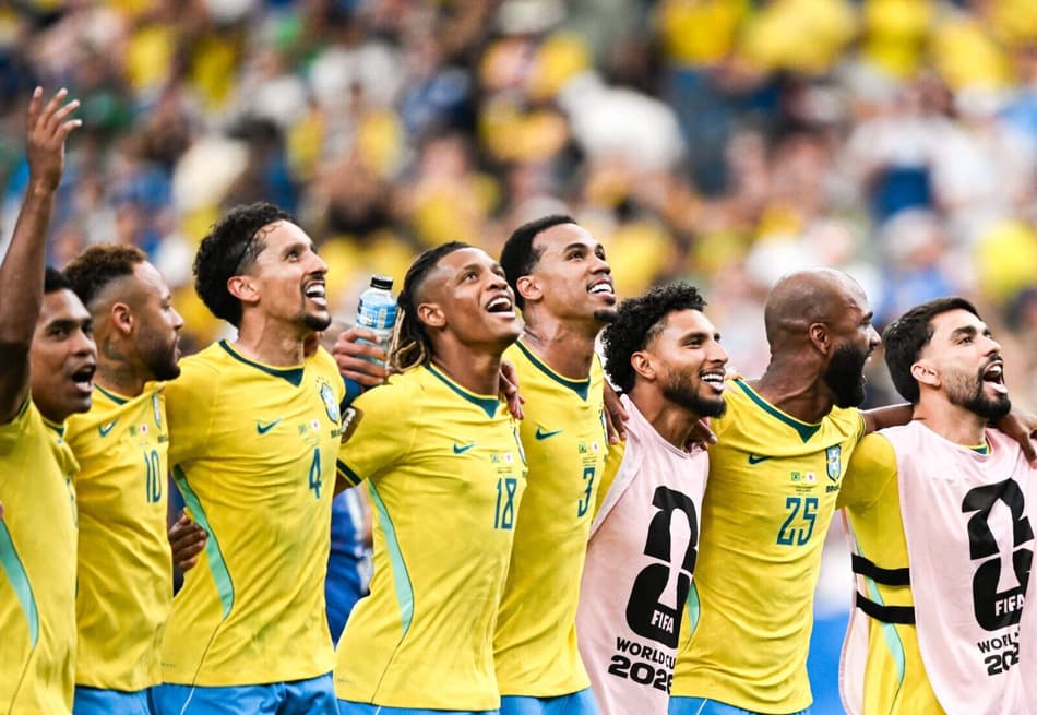Jogadores do Brasil abraçados depois de vencer o Japão