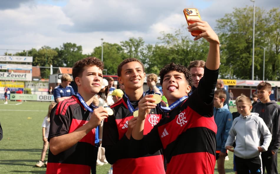 Jogadores do Flamengo celembra título na base (Foto: Divulgação/Flamengo)