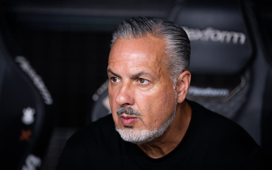 José Boto, dirigente do Flamengo, com expressão série, de camisa preta