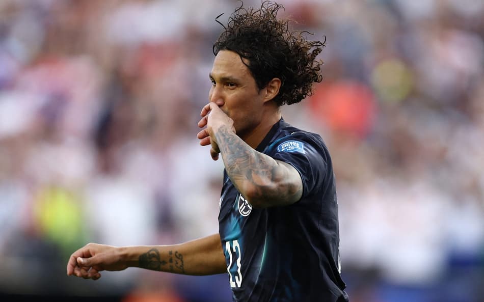 De camisa azul escura, José Canale beija os dedos da mão esquerda e comemora o gol da classificação do Paraguai na Copa do Mundo