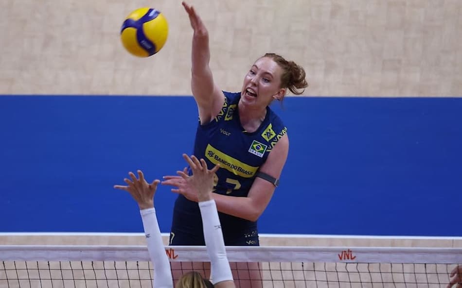 Julia Bergmann ataca pipe em Brasil x República Tcheca pela primeira semana da VNL 2025 (Foto: Volleyball World)