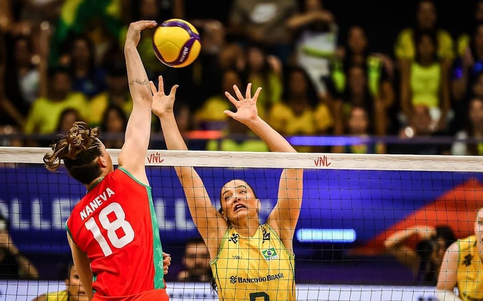 Julia Kudiess bloqueia em Brasil x Bulgária pela semana 1 da VNL 2026 (Foto: Volleyball World)