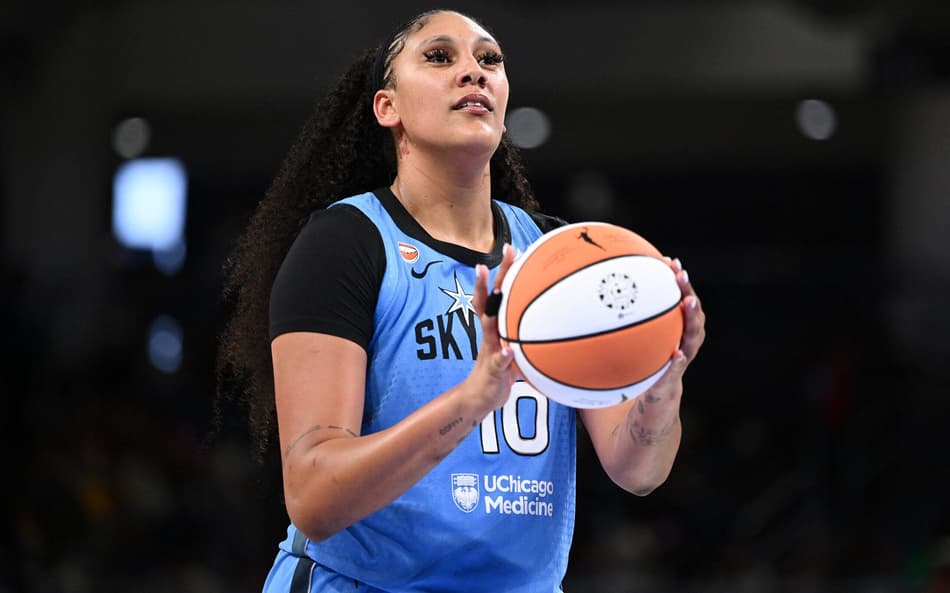 Kamilla Cardoso em ação no jogo entre Chicago Sky e Portland Fire na WNBA