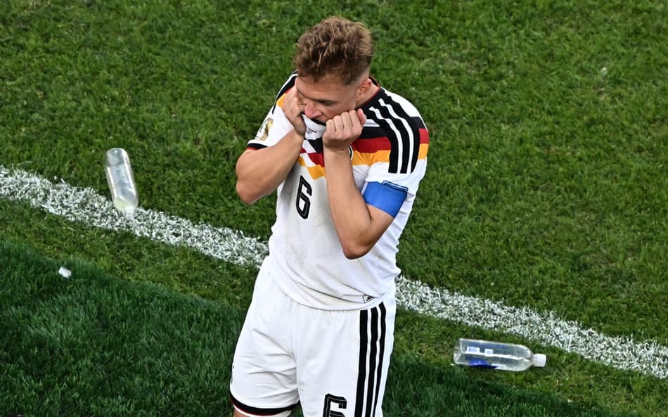 Kimmich esconde parte do rosto na camisa após a eliminação da Alemanha na Copa do Mundo
