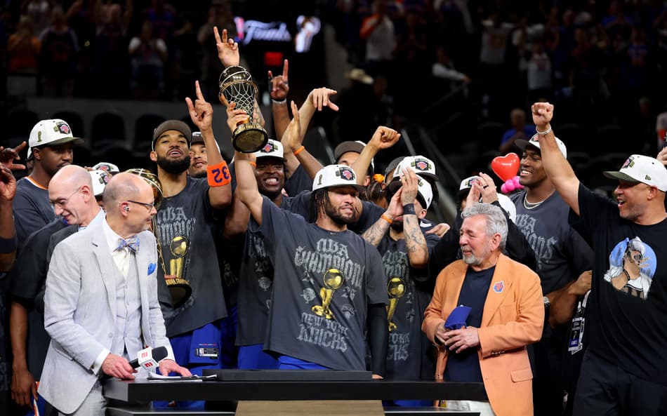 Jalen Brunson levanta o troféu Bill Russell de MVP das finais da NBA
