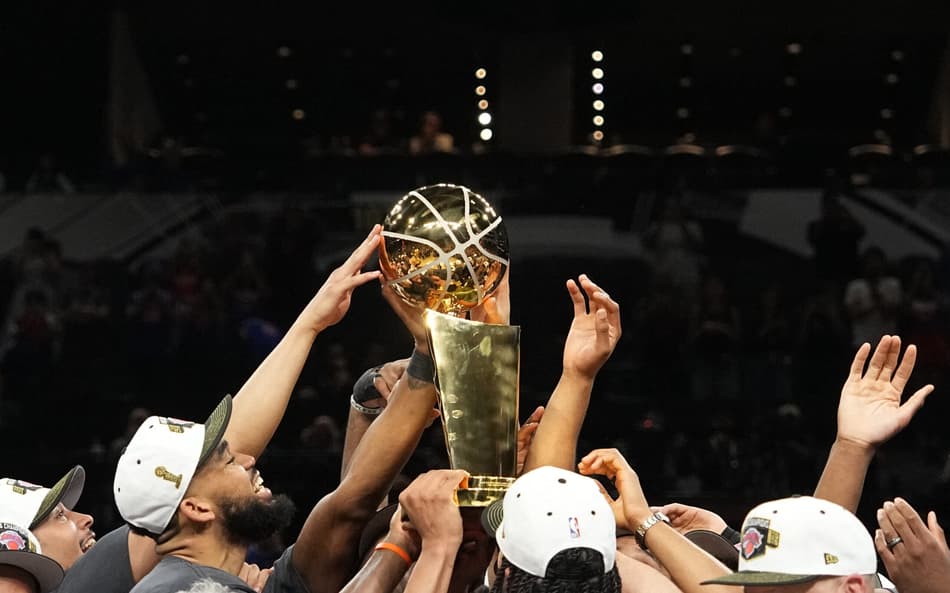 Jogadores do New York Knicks levantam o Troféu Larry O'Brien