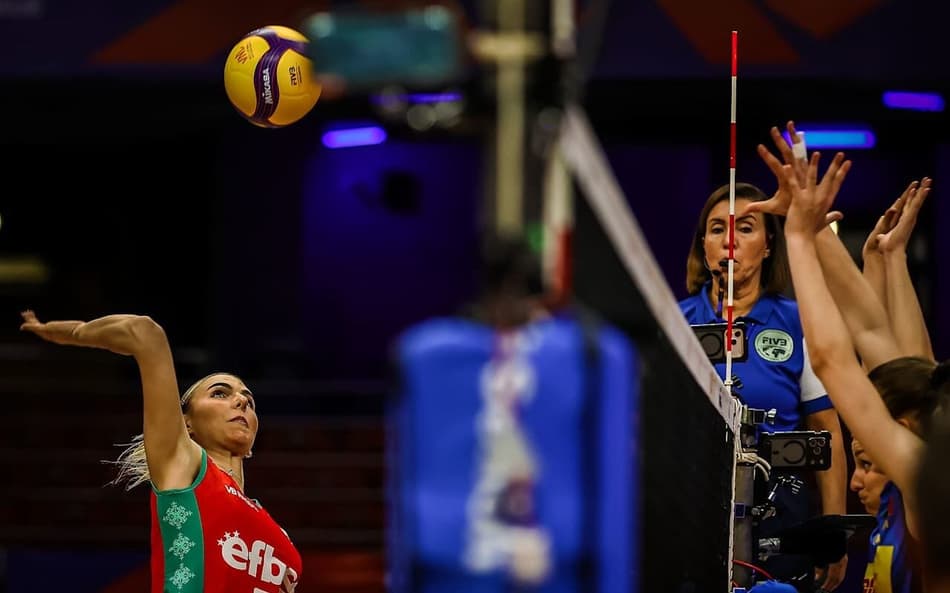 Koleva ataca na estreia da Bulgária na VNL 2026, contra a Holanda (Foto: Volleyball World_
