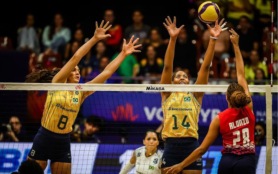 Julia Kudiess e Ana Cristina, no bloqueio, em Brasil x República Dominicana pela VNL 2026 (Foto: Volleyball World)