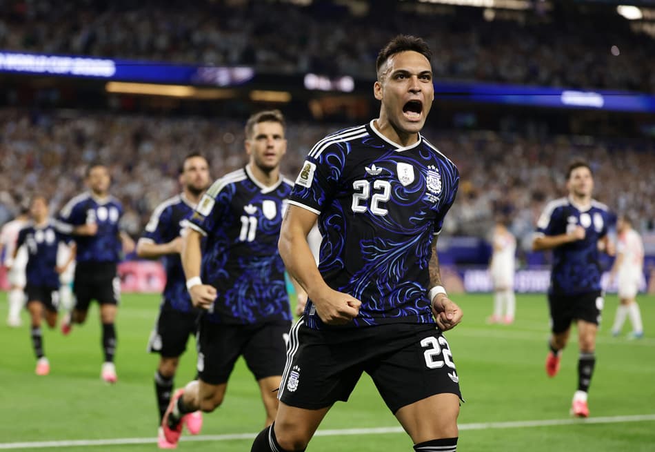 Lautaro Martinez comemora seu gol no jogo da Argentina contra Jordânia pela Copa do Mundo