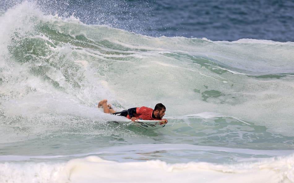 Lucas Chumbo em ação no Itacoatiara Pro (Foto: Tony D'Andrea)