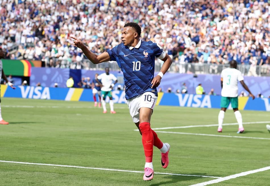 Mbappé comemora seu gol no jogo da França contra Senegal pela Copa do Mundo