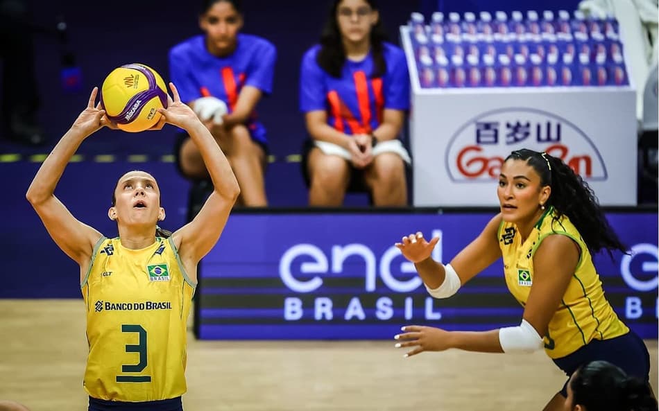 Macris faz levantamento em jogo do Brasil na Liga das Nações 2026 (Foto: Volleyball World)