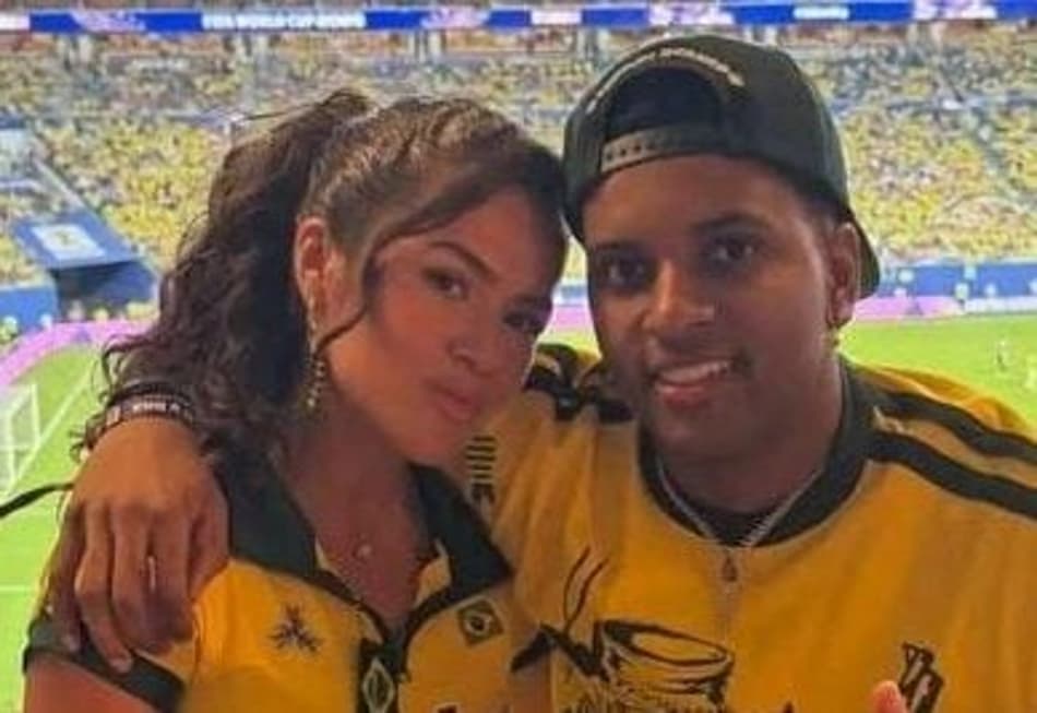 Atacante e atriz assistiram a Brasil x Haiti juntos (Foto: Reprodução/Instagram)