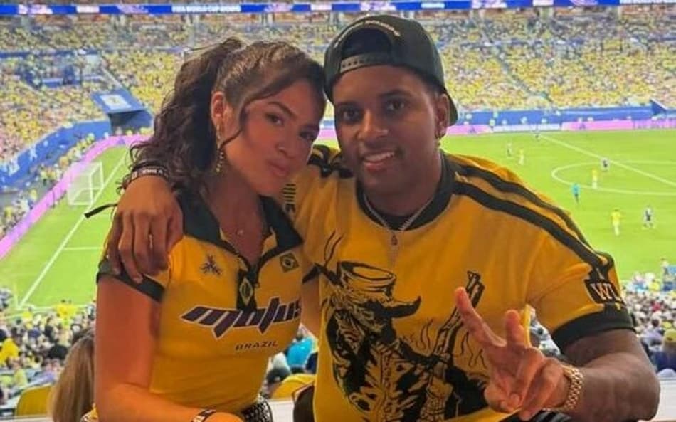 Atacante e atriz assistiram a Brasil x Haiti juntos (Foto: Reprodução/Instagram)