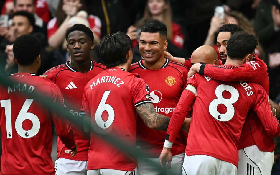 Casemiro comemora gol na vitória do United sobre o Fulham por 3 a 2 (Foto: Paul Ellis / AFP)