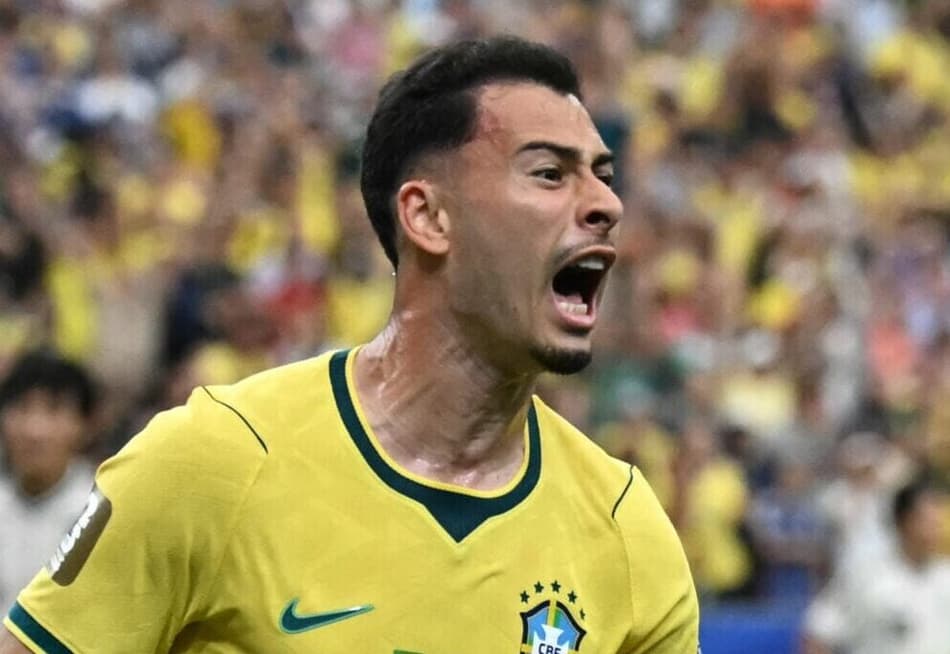 Contra o Japão, Martinelli de boca aberta em movimento com camisa amarela e short azul