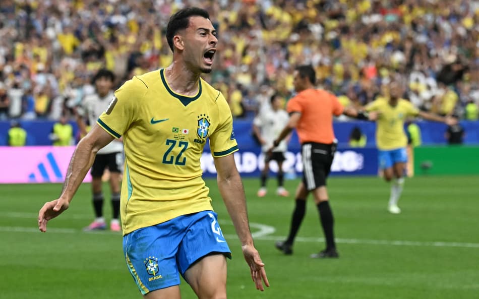 Contra o Japão, Martinelli de boca aberta em movimento com camisa amarela e short azul
