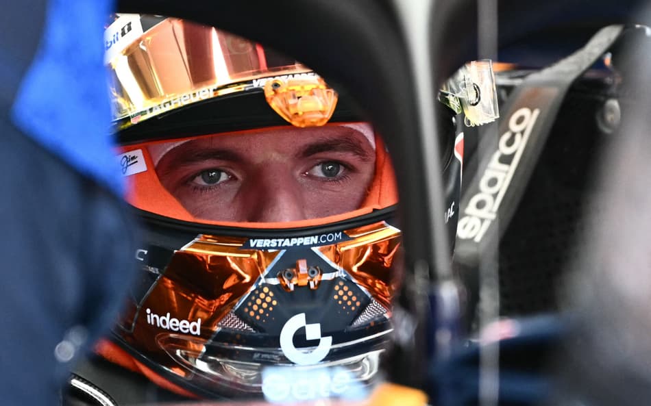 Max Verstappen nos boxes do GP da Áustria pela F1 2026