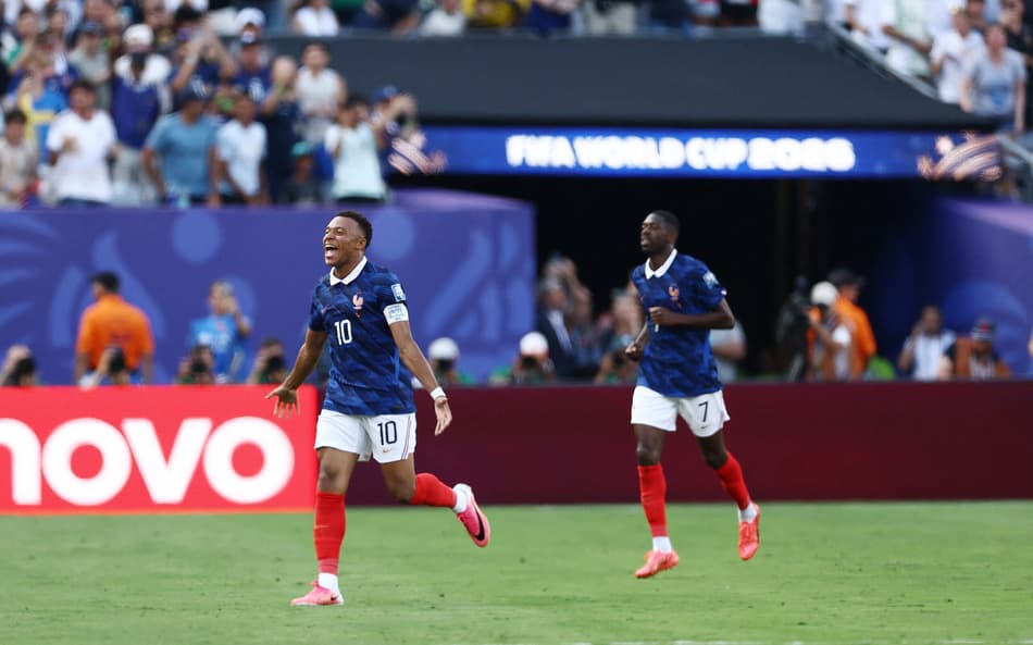 Mbappé (d) e Dembelé comemoram o primeiro gol da França sobre a Suécia