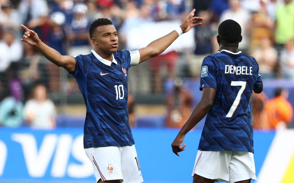 mbappé de braços abertos comemora gol marcado na partida contra a Suécia