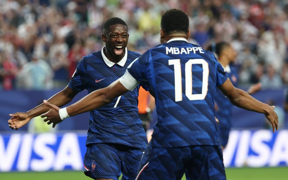 Mbappé comemora gol da França na Copa do Mundo com Dembélé (Foto: FRANCK FIFE / AFP)