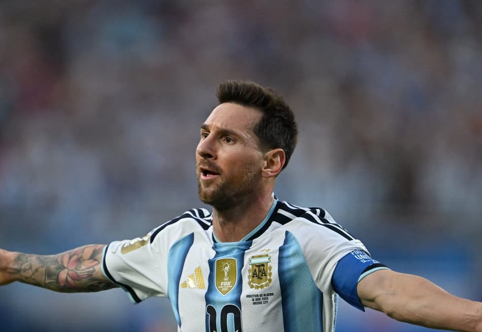 Messi comemora gol em Argentina x Argélia (Photo by Roberto SCHMIDT / AFP)
