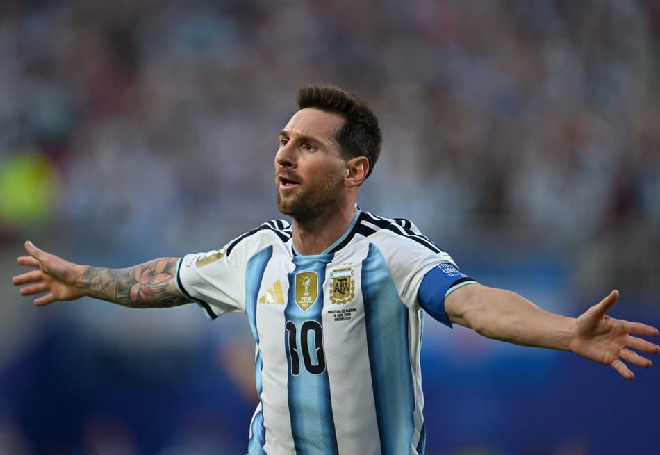 Messi comemora gol em Argentina x Argélia