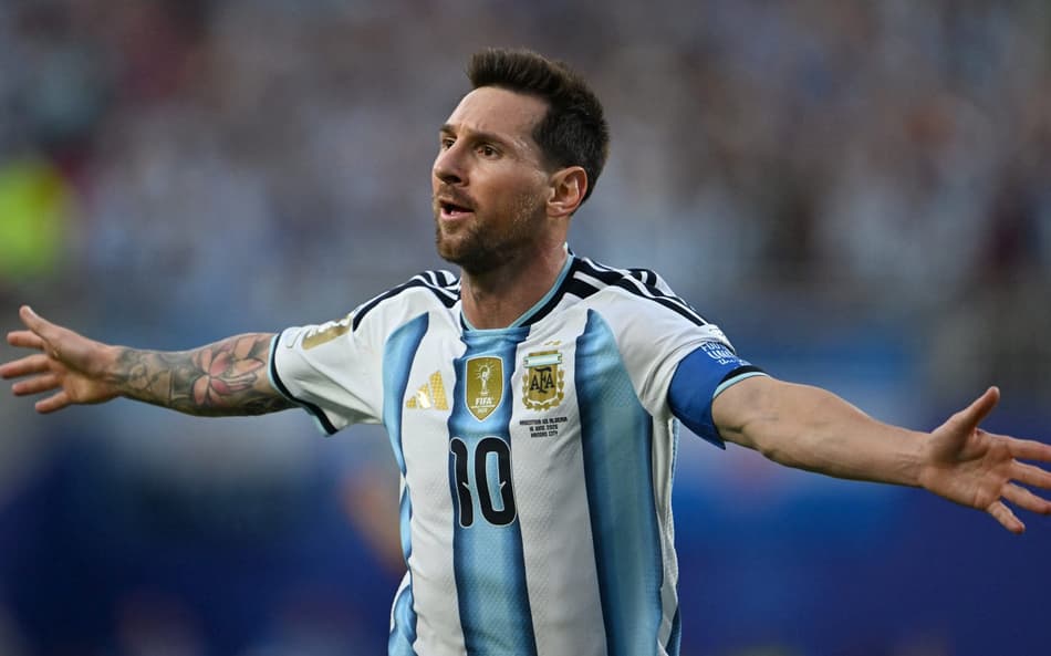 Messi comemora gol em Argentina x Argélia (Photo by Roberto SCHMIDT / AFP)