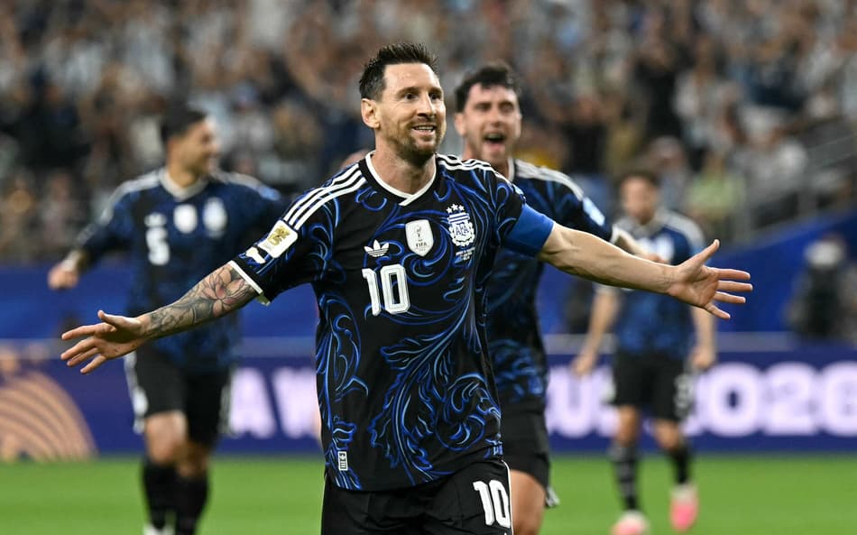 Messi comemora seu gol no jogo da Argentina contra Jordânia pela Copa do Mundo (Foto: Paul ELLIS / AFP)