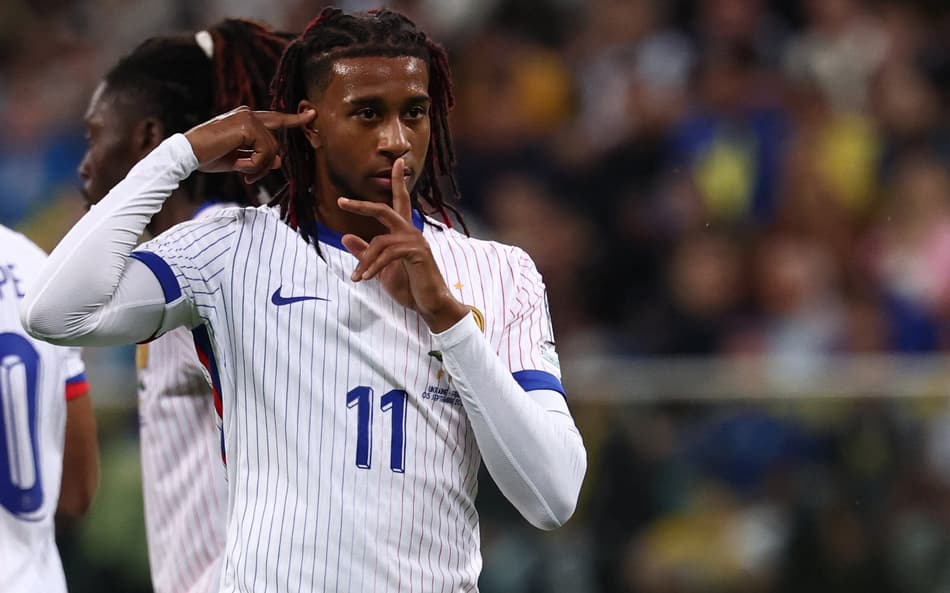 Michael Olise comemora gol marcado pela França nas Eliminatórias para a Copa do Mundo (Foto: FRANCK FIFE / AFP)