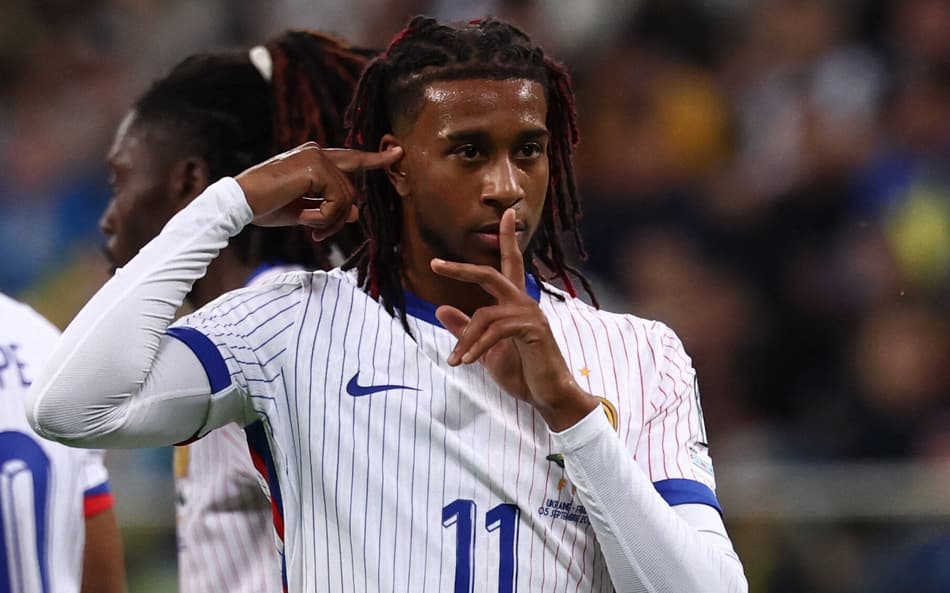 Michael Olise comemora gol marcado pela França nas Eliminatórias para a Copa do Mundo (Foto: FRANCK FIFE / AFP)