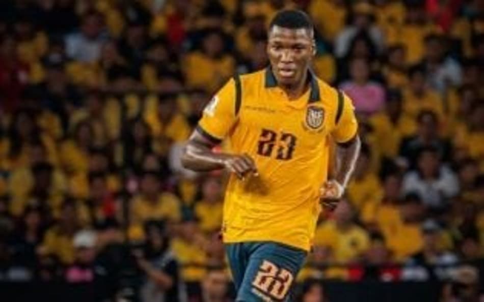 Moisés Caicedo durante jogo entre Equador e Argentina, pelas Eliminatórias