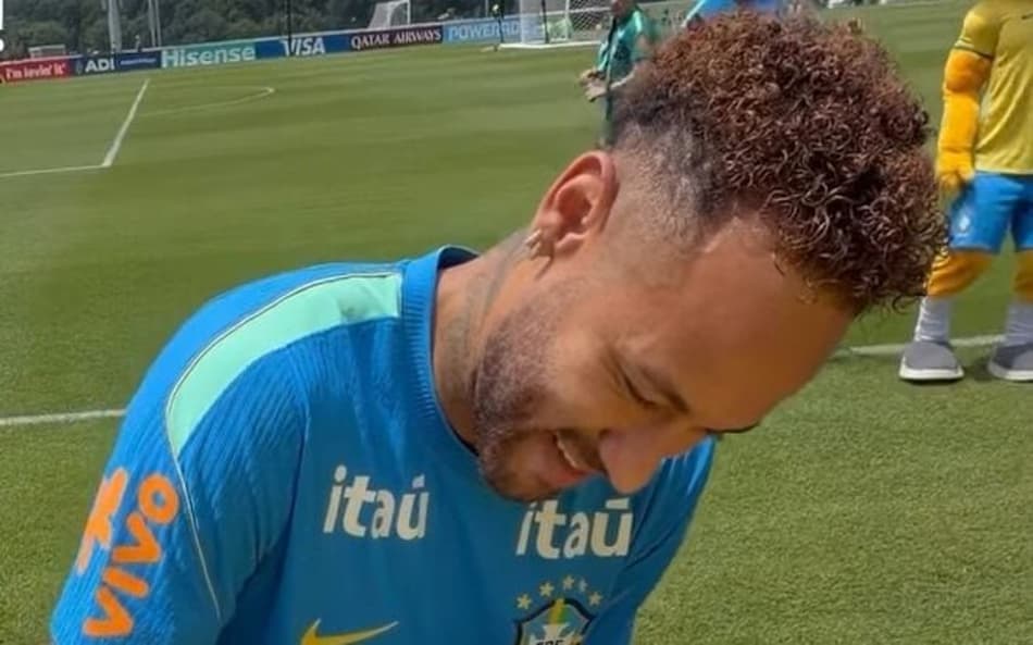 Neymar autografa camisa da Seleção no CT em Nova Jersey
