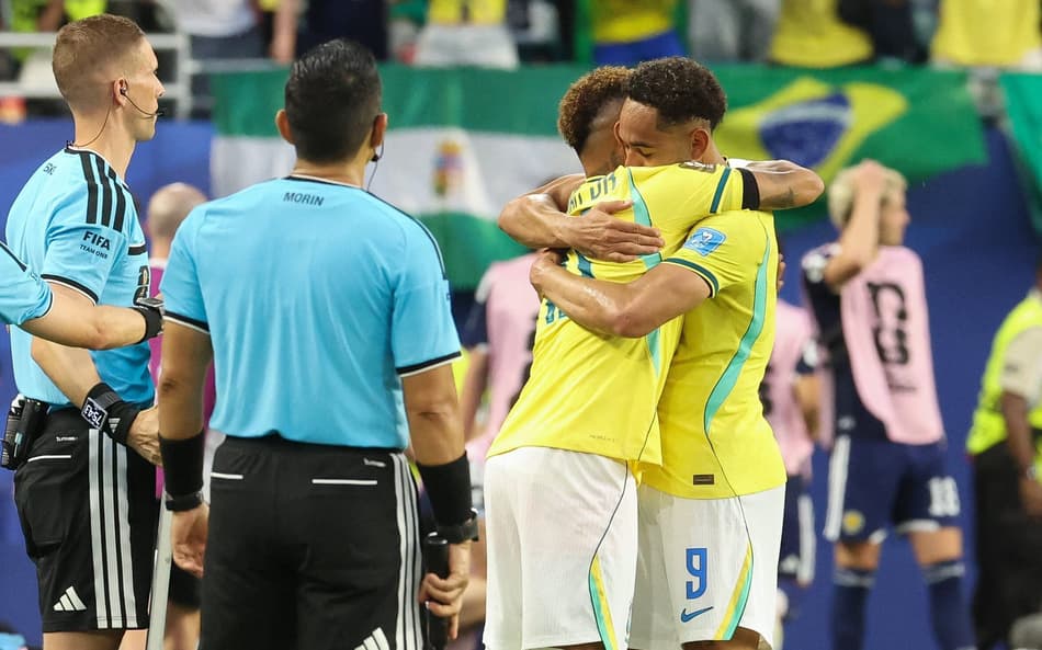 Neymar abraça Matheus Cunha e volta a jogar pela Seleção em Brasil 3 a 0 Escócia