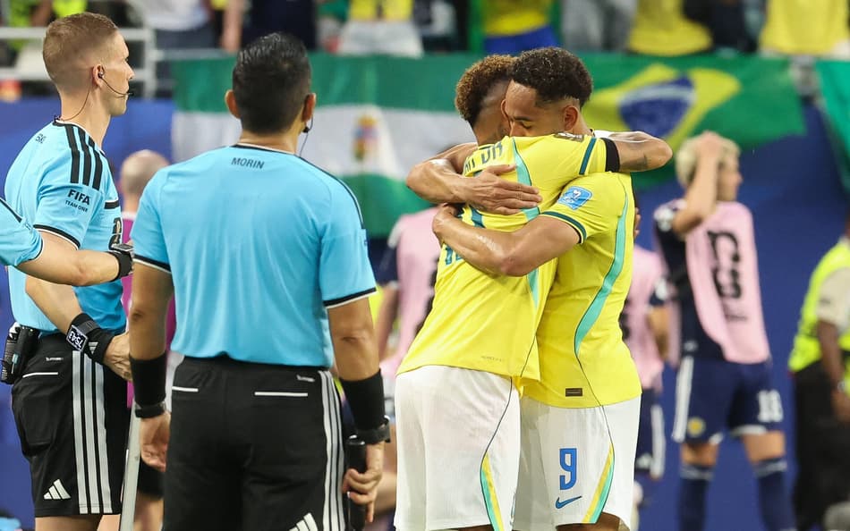 Neymar abraça Matheus Cunha e volta a jogar pela Seleção em Brasil 3 a 0 Escócia