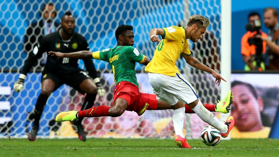 Neymar chuta em direção ao gol de Itandje e marca o segundo do Brasil contra Camarões na Copa do Mundo de 2014