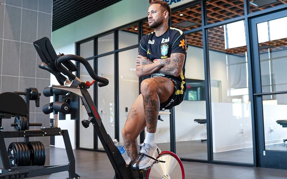 Neymar tem treinado na academia desde que se apresentou à Seleção