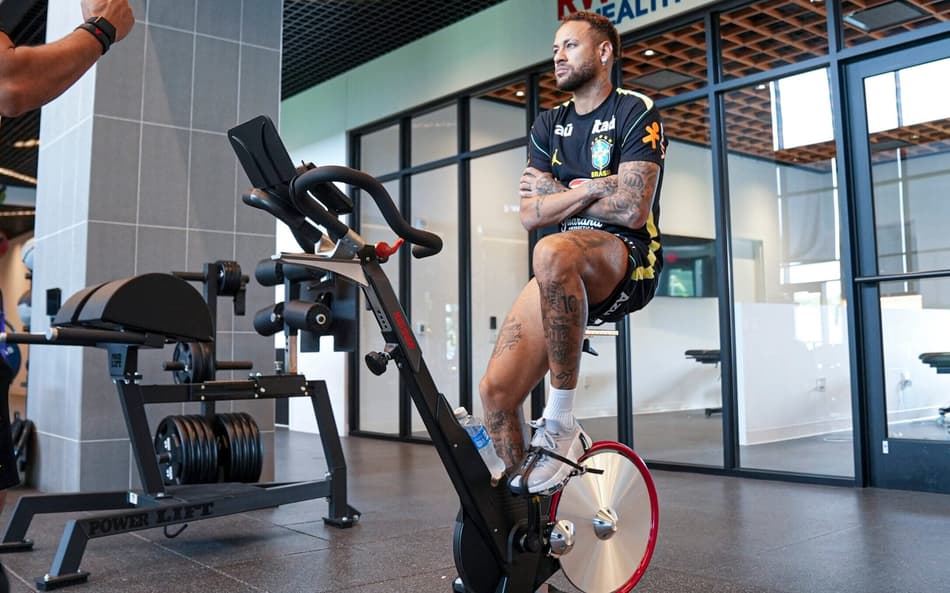 Neymar tem treinado na academia desde que se apresentou à Seleção