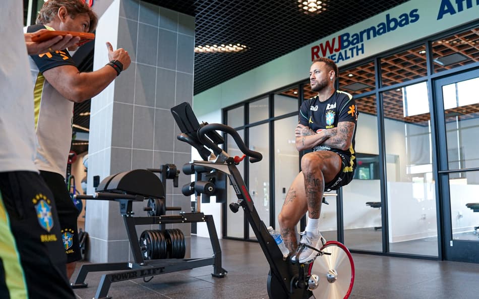 Neymar tem treinado na academia desde que se apresentou à Seleção