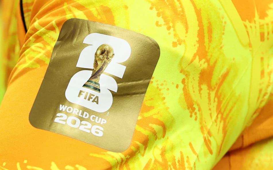 Camisa amarela de goleiro da Inglaterra na Copa com patch dourado