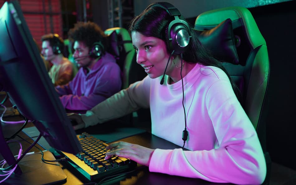 pessoas-sorridentes-de-tiro-medio-jogando-videogame