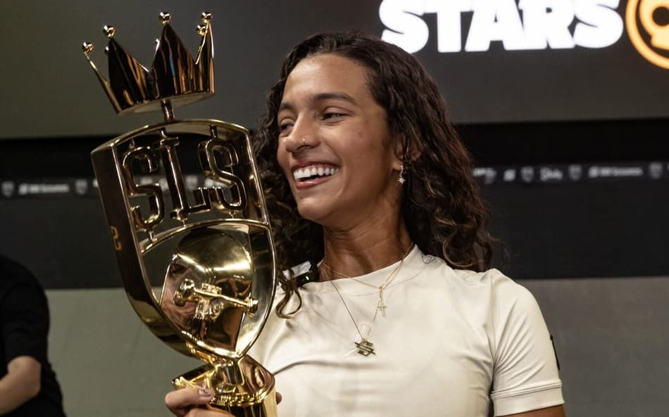 Sorridente, Rayssa Leal posa para foto com o troféu do SLS Super Crown
