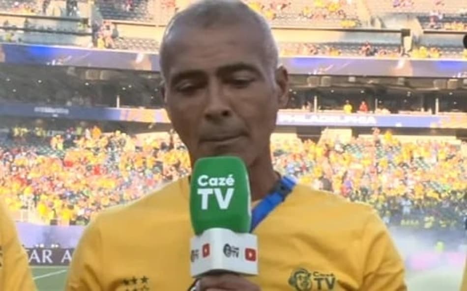 Romário fala com microfone da CazéTV verde