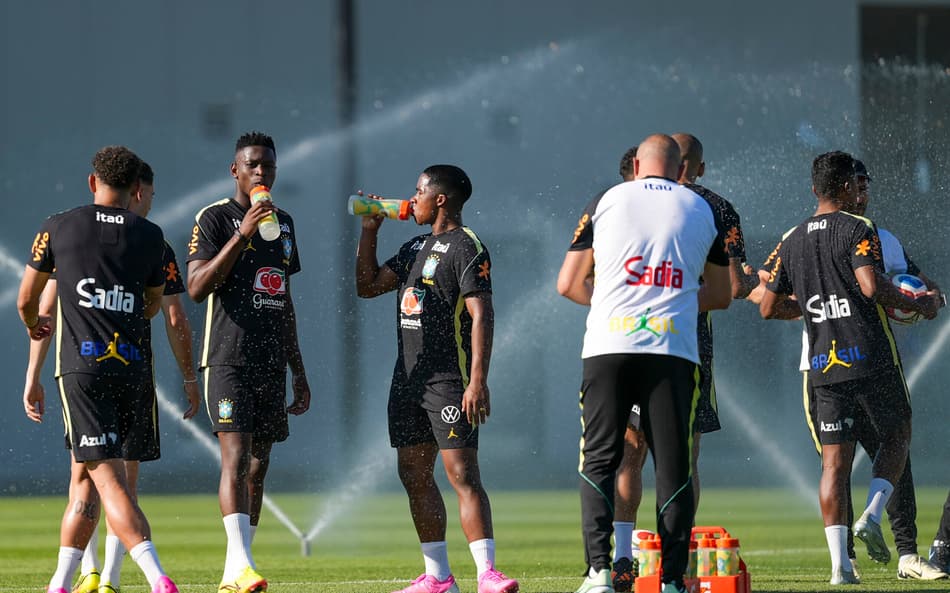 Jogadores se hidratam durante treino da Seleção no Estados Unidos. Calor nesta época de Copa do Mundo é intenso