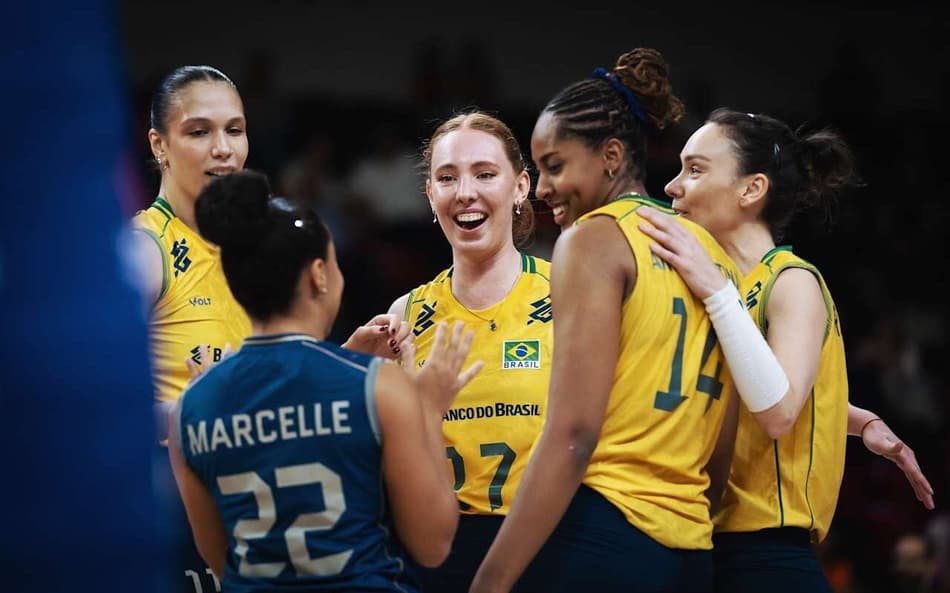 Jogadoras da seleção feminina de vôlei durante a vitória sobre a China na VNL