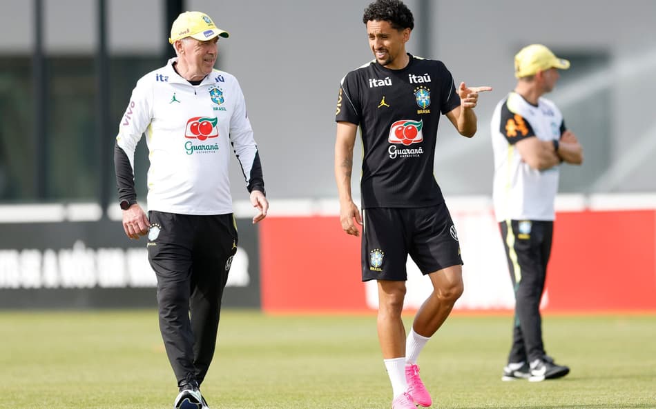 Ancelotti conversa com Marquinhos durante treino da Seleção (Foto: Rafael Ribeiro / CBF)