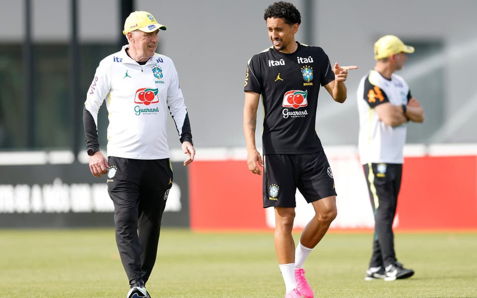 Ancelotti conversa com Marquinhos durante treino da Seleção (Foto: Rafael Ribeiro / CBF)