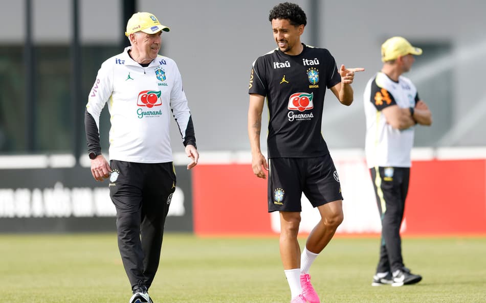 Ancelotti conversa com Marquinhos durante treino da Seleção (Foto: Rafael Ribeiro / CBF)